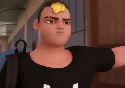 Pôster animado: Jovem de cabelo loiro e preto, camiseta preta e mochila azul, com expressão séria e mão estendida contra uma porta.