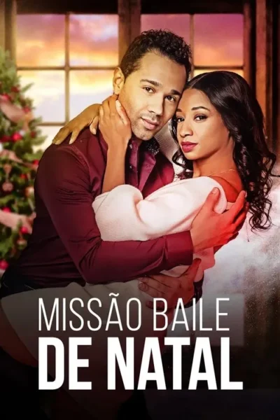 Um casal sorridente se abraça ternamente, olhando para a frente. O cenário festivo inclui uma árvore de Natal iluminada e uma janela.