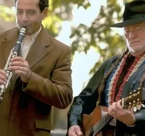 Monk (Tony Shalhoub) no clarinete e Willie Nelson no violão, tocando um dueto musical em cena da série Monk.