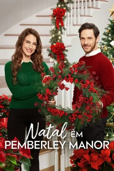 Um casal sorridente em suéteres natalinos segura uma guirlanda. Fundo festivo com escada decorada e árvore de Natal.