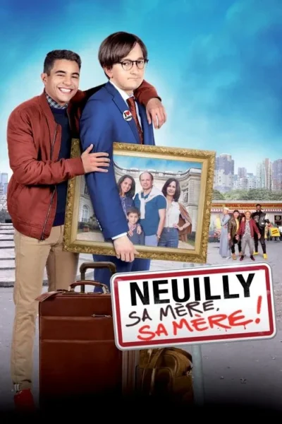 Dois jovens, um casual e um formal de óculos, seguram um retrato familiar. Malas no chão, e um grupo diverso em fundo urbano. Humor e contraste cultural.