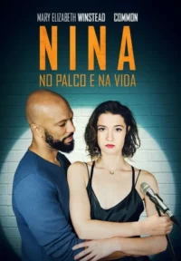 Homem barbudo abraça mulher de microfone, que olha séria para frente. Fundo de parede de tijolos com foco de luz. Clima dramático musical.