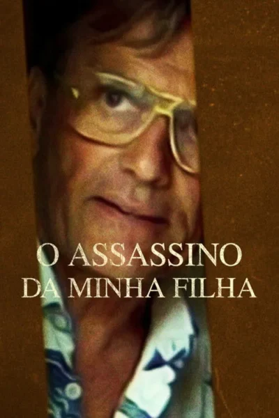 Homem de óculos aviador e camisa estampada, com olhar sério, espreita por uma fenda em fundo marrom. Clima misterioso.
