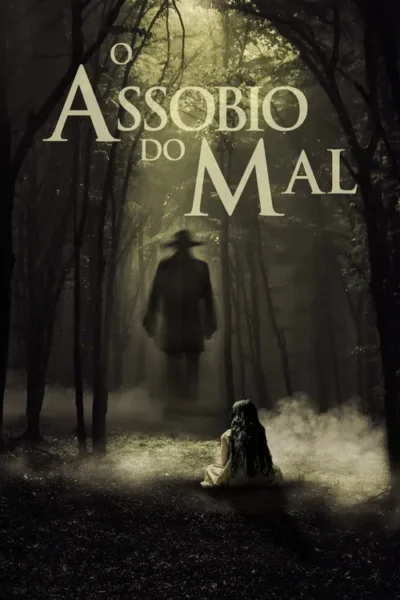 Mulher sentada em uma floresta escura e nebulosa, olhando para uma figura fantasmagórica com chapéu e casaco. Atmosfera sombria e assustadora.