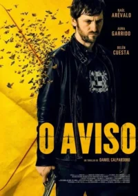 Homem barbudo sério,jaqueta de couro e arma,em fundo amarelo de carta. Mariposas escuras voam da esquerda,clima tenso e misterioso.