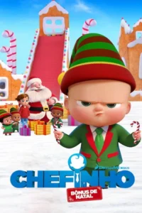 Bebê bravo de terno verde e chapéu de elfo segura pirulitos. Fundo natalino com Papai Noel,duendes,casas de biscoito e neve.