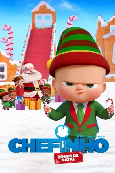 Bebê bravo de terno verde e chapéu de elfo segura pirulitos. Fundo natalino com Papai Noel, duendes, casas de biscoito e neve.