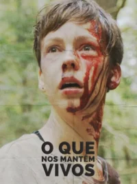 Pôster: jovem com rosto ensanguentado, olhos arregalados e boca aberta. Fundo verde de floresta. Clima tenso e dramático.