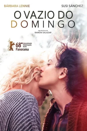 Duas mulheres, uma loira e uma morena, em abraço íntimo, com a morena se aproximando do rosto da loira. Fundo claro e suave.