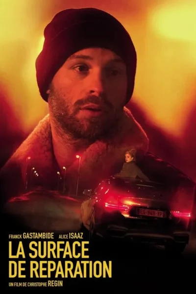 Pôster em tons quentes. Homem barbudo com gorro, olhar intenso. Abaixo, mulher em carro com luzes traseiras vermelhas numa rua noturna. Clima dramático.