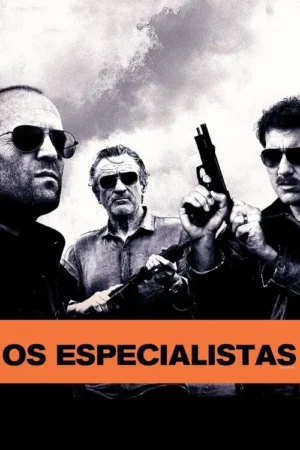 Pôster preto e branco. Três homens de óculos escuros, dois com armas, sob céu nublado. Expressões sérias. Clima de ação e perigo.