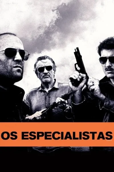 Pôster preto e branco. Três homens de óculos escuros, dois com armas, sob céu nublado. Expressões sérias. Clima de ação e perigo.
