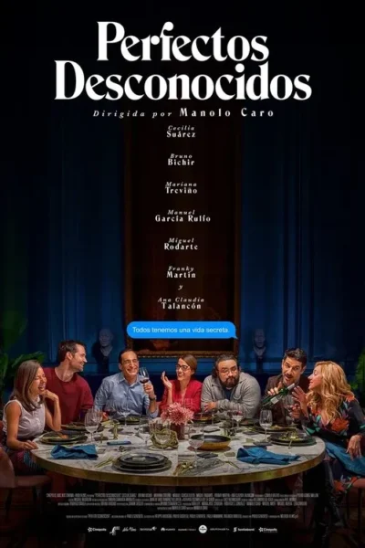Sete amigos sorridentes jantam numa mesa elegante, celebrando. Uma bolha de fala sugere segredos ocultos.
