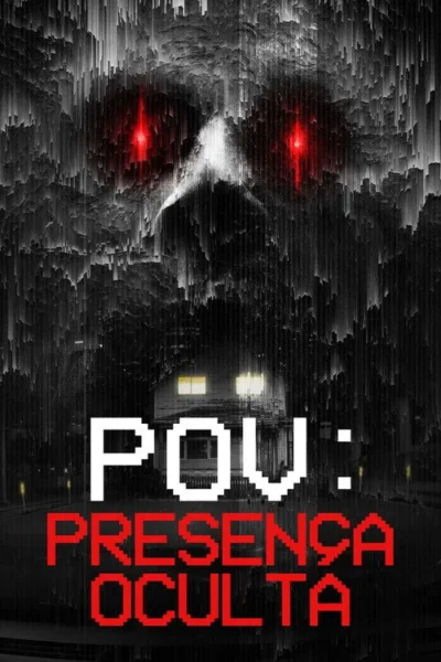 Pôster de horror. Figura sombria e pixelizada com olhos vermelhos brilhantes paira sobre uma casa iluminada à noite, criando um clima assustador.