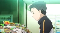 Subaru Natsuki (Re:Zero) em um konbini, olhando revistas. Cabelo azul-esverdeado, jaqueta preta. Cena cotidiana e iluminada.
