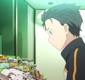 Subaru Natsuki (Re:Zero) em um konbini, olhando revistas. Cabelo azul-esverdeado, jaqueta preta. Cena cotidiana e iluminada.