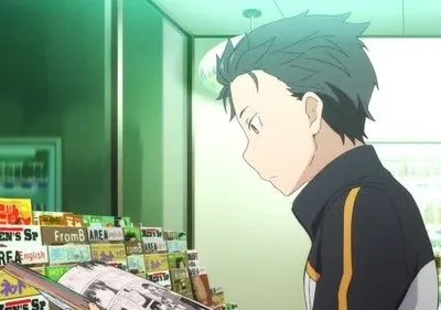 Subaru Natsuki (Re:Zero) em um konbini, olhando revistas. Cabelo azul-esverdeado, jaqueta preta. Cena cotidiana e iluminada.