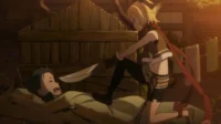 Re:Zero: Felt, loira, ajoelha-se sobre Subaru assustado, apontando uma adaga para seu rosto em cenário rústico e escuro. Clima tenso.