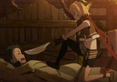 Re:Zero: Felt, loira, ajoelha-se sobre Subaru assustado, apontando uma adaga para seu rosto em cenário rústico e escuro. Clima tenso.