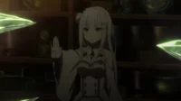 Emilia de Re:Zero em sala escura, mão levantada, com cristais verdes brilhantes voando ao redor. Clima mágico e tenso.
