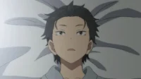 Subaru de Re:Zero, deitado na cama, com o rosto pálido e olhar cansado, fixo para cima. O clima é pensativo e sombrio.