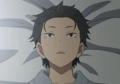 Subaru de Re:Zero, deitado na cama, com o rosto pálido e olhar cansado, fixo para cima. O clima é pensativo e sombrio.