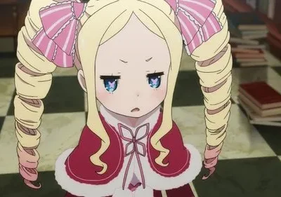 Beatrice, de Re:Zero, com pigtails loiras e laços rosa, olhos com borboleta, expressão chateada em uma biblioteca antiga.