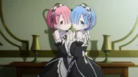 Re:Zero: As irmãs empregadas Ram (cabelo rosa) e Rem (azul) estão lado a lado, tímidas, num quarto elegante. (107 caracteres)