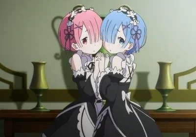 Re:Zero: As irmãs empregadas Ram (cabelo rosa) e Rem (azul) estão lado a lado, tímidas, num quarto elegante. (107 caracteres)