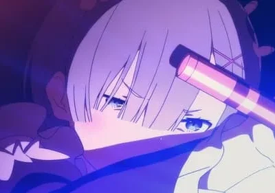 Rem de Re:Zero com cabelo azul, segurando uma arma rosa em pose de combate, iluminada por luzes azuis e roxas. Olhar focado.