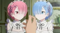 Re:Zero: As gêmeas Ram (cabelo rosa) e Rem (azul), em uniformes de maid, observam uma mão. Expressões curiosas.