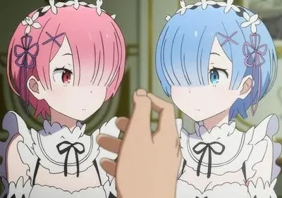 Re:Zero: As gêmeas Ram (cabelo rosa) e Rem (azul), em uniformes de maid, observam uma mão. Expressões curiosas.