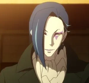 Roland, de The Case Study of Vanitas, com cabelo azul, maquiagem roxa e sorriso confiante, gesticula em cena escura.
