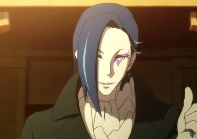 Roland, de The Case Study of Vanitas, com cabelo azul, maquiagem roxa e sorriso confiante, gesticula em cena escura.
