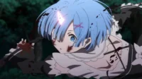 Rem de Re:Zero, com cabelo azul, ensanguentada e em traje de empregada, empunha uma arma em cenário escuro. Clima tenso.