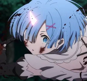 Rem de Re:Zero, com cabelo azul, ensanguentada e em traje de empregada, empunha uma arma em cenário escuro. Clima tenso.