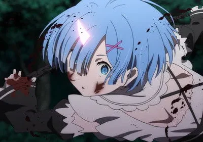 Rem de Re:Zero, com cabelo azul, ensanguentada e em traje de empregada, empunha uma arma em cenário escuro. Clima tenso.