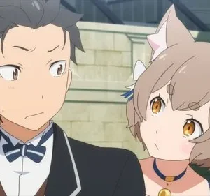 Re:Zero: Subaru, em terno, parece surpreso ao ser observado por Felix, com orelhas de gato e um olhar curioso/travesso, em um cenário elegante.