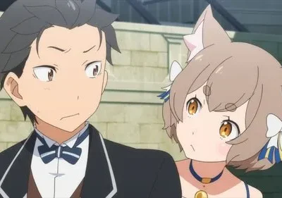 Re:Zero: Subaru, em terno, parece surpreso ao ser observado por Felix, com orelhas de gato e um olhar curioso/travesso, em um cenário elegante.