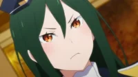 Frederica Baumann de Re:Zero, com cabelo verde escuro e olhos âmbar, exibe expressão séria e um leve rubor, usando seu uniforme.