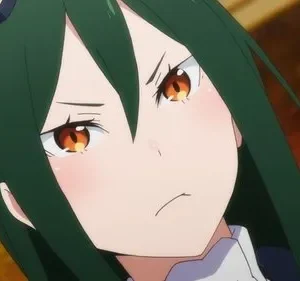 Frederica Baumann de Re:Zero, com cabelo verde escuro e olhos âmbar, exibe expressão séria e um leve rubor, usando seu uniforme.