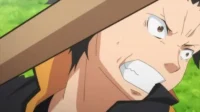 Close de Subaru de Re:Zero, com expressão de fúria e suor, dentes cerrados e olhos arregalados. Fundo verde borrado. Clima de ação e drama.