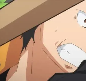 Close de Subaru de Re:Zero, com expressão de fúria e suor, dentes cerrados e olhos arregalados. Fundo verde borrado. Clima de ação e drama.