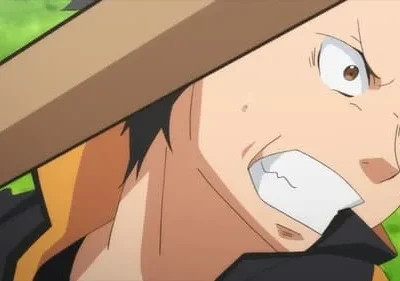 Close de Subaru de Re:Zero, com expressão de fúria e suor, dentes cerrados e olhos arregalados. Fundo verde borrado. Clima de ação e drama.