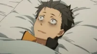 Subaru de Re:Zero deitado na cama com olhos arregalados e olheiras profundas, parecendo exausto e chocado.