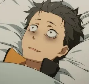 Subaru de Re:Zero deitado na cama com olhos arregalados e olheiras profundas, parecendo exausto e chocado.