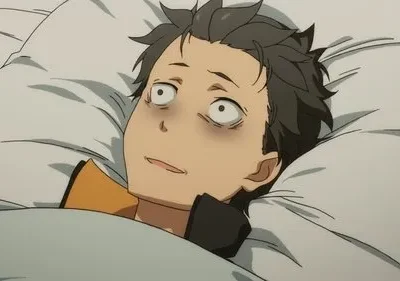 Subaru de Re:Zero deitado na cama com olhos arregalados e olheiras profundas, parecendo exausto e chocado.