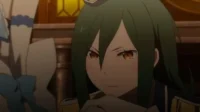 Crusch Karsten de Re:Zero, com cabelo verde e uniforme militar, tem olhar sério em um salão escuro. Uma figura de vestido azul aparece à esquerda.