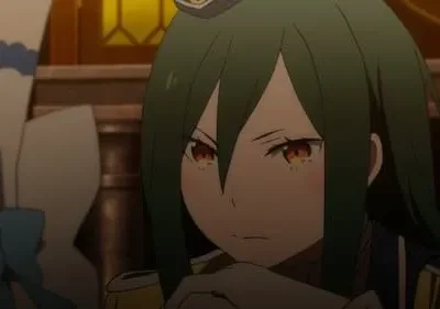 Crusch Karsten de Re:Zero, com cabelo verde e uniforme militar, tem olhar sério em um salão escuro. Uma figura de vestido azul aparece à esquerda.