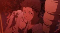 Subaru de Re:Zero apoia Emilia inconsciente. A cena é banhada por luz vermelha intensa, indicando um clima de perigo e tensão.